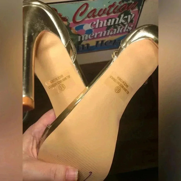 Gold Heels size 8.5 - Picture 7 of 9
